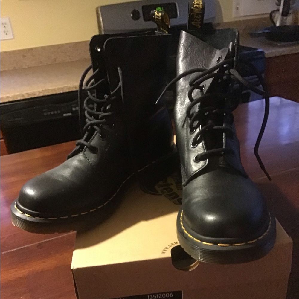 Doc Martens women’s Pasqual Virginia black boots, size US 8